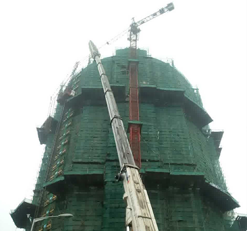 鹤山吊车在工地上作业